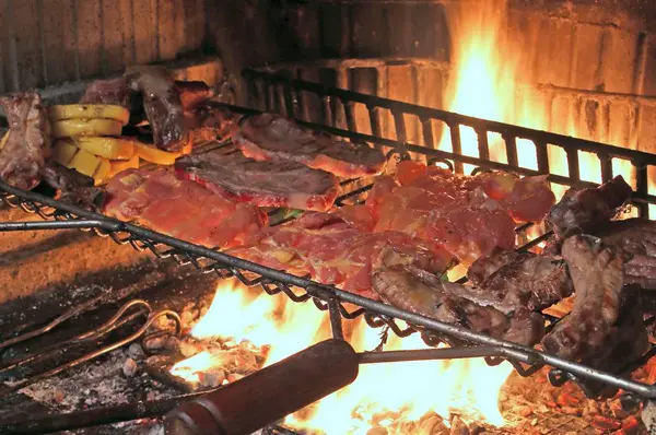 Gorący ogień gotować żebra wieprzowe i smaczne pikantne kiełbasa — Zdjęcie stockowe