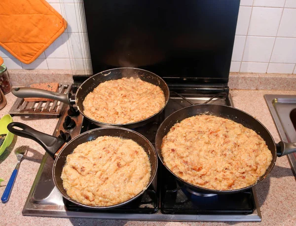 Sartenes con la comida llamada frico una receta típica italiana —  Fotos de Stock