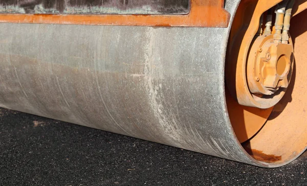 Roller and the black asphalt of the new road — Stock Photo, Image