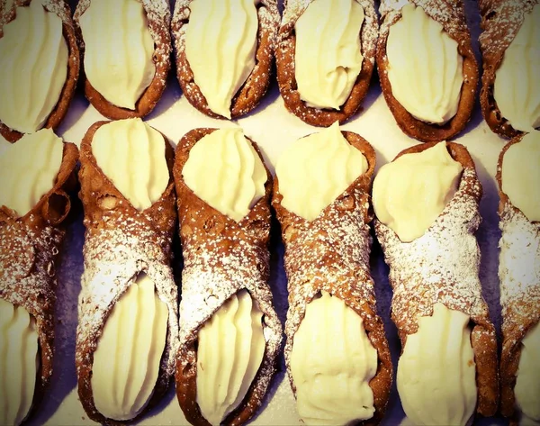 Szicíliai cannoli édes puding eladó régi tónusú Effe — Stock Fotó