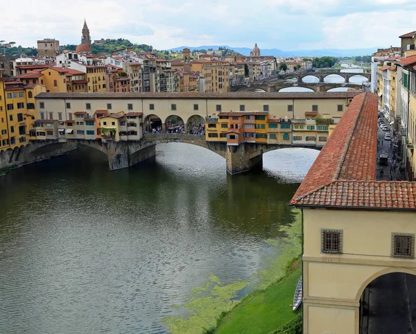 Alte Brücke Ponte Vecchio und Vasari-Korridor in Florenz — Stockfoto