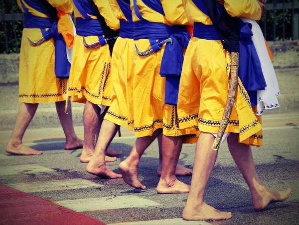 Five men of Sikh Religion with long dresses walking — Stock Photo, Image