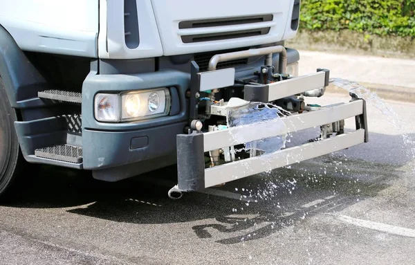 Vrachtwagen met Cister voor het reinigen van de straat met water — Stockfoto