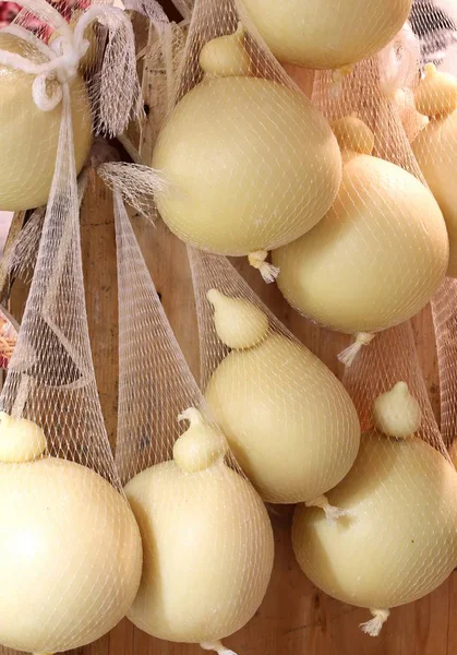 Quesos caciocavallo en venta en Italia — Foto de Stock