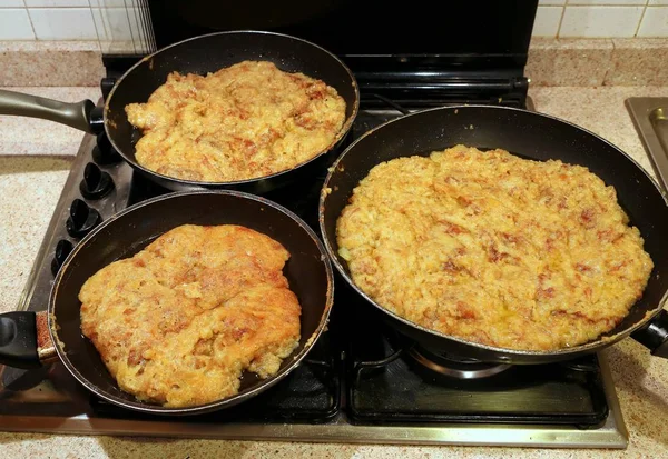 Três panelas de Frico uma comida italiana da região de Friuli, na Itália ma — Fotografia de Stock