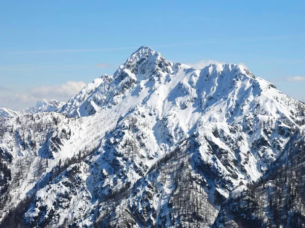 Горы со снегом зимой Европейских Альп в Италии — стоковое фото