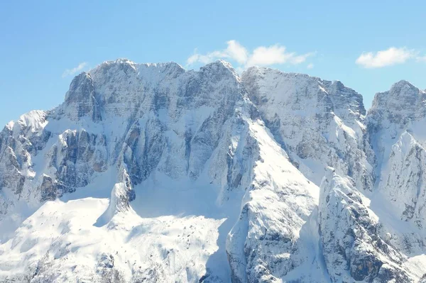 Высокие горы со снегом европейских Альп — стоковое фото