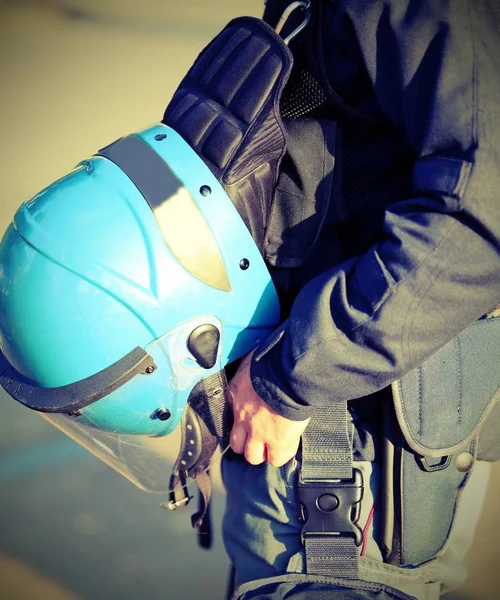 Capacete azul de um policial com efeito tonificado velho — Fotografia de Stock