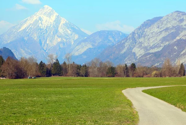 Mountains and a narrow road on the fields — Stock Photo, Image