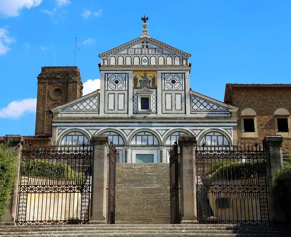 Gevel in Renaissance stijl van de kerk van Sint Minias aan de — Stockfoto