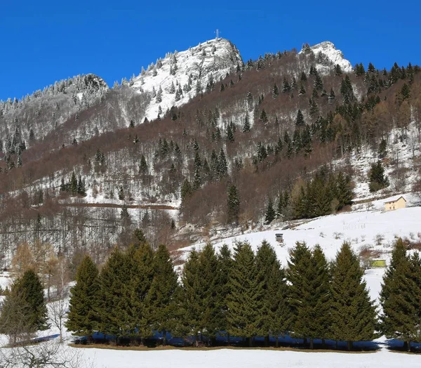 Högt berg som kallas Spitz på vintern i norra Italien — Stockfoto