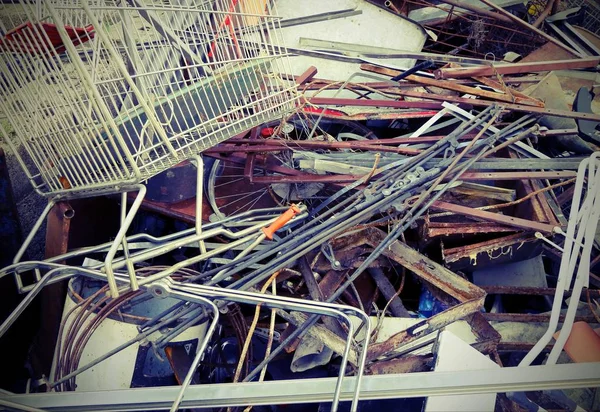 Winkelwagentje in de stortplaats met oude afgezwakt effect — Stockfoto