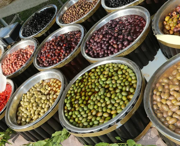 Box with olives at market — Stock Photo, Image