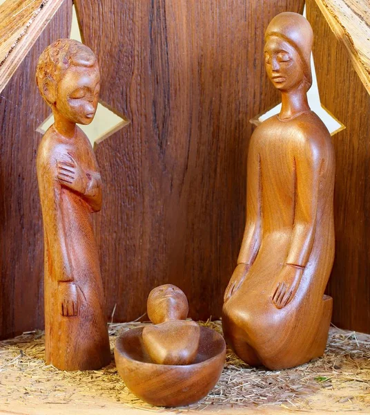 Ясли со Святой семьей, вырезанные в африканском стиле — стоковое фото