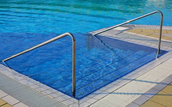 Schwimmbad mit Leiter — Stockfoto