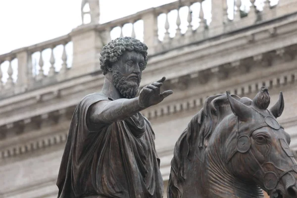 Ecuestre antigua estatua de Marco Aurelio en el Capitolio — Foto de Stock