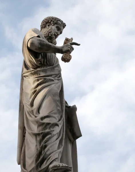 Estatua antigua de San Pedro con llaves en la mano — Foto de Stock