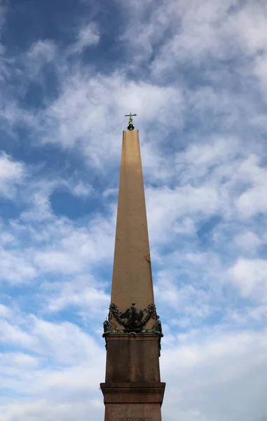 Bardzo wysoki Obelisk w stolicy Watykanu — Zdjęcie stockowe