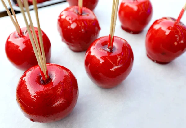 sokakta kiosk satılık karamelize kırmızı elma