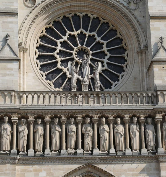 Detalle de la fachada de la famosa iglesia Notre Dame de Paris —  Fotos de Stock