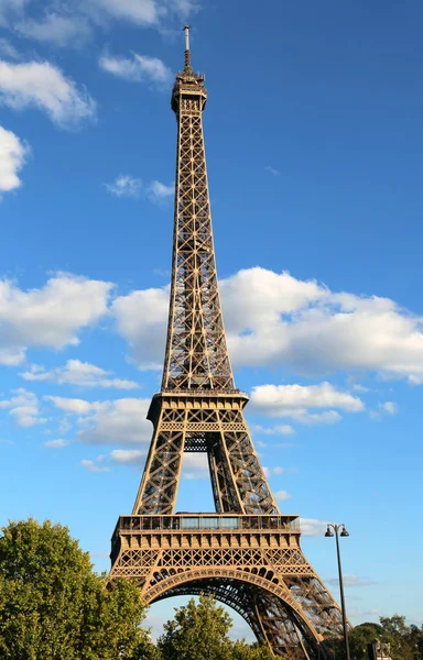 Großer eiffelturm in paris frankreich — Stockfoto