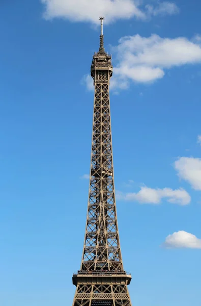 Πύργος του Άιφελ στο Παρίσι Γαλλία με μερικά λευκά σύννεφα — Φωτογραφία Αρχείου
