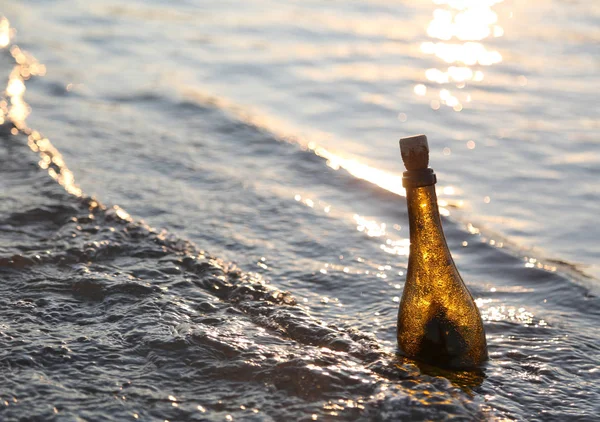 denizde yüzen bir hazine haritası içeren cam şişe