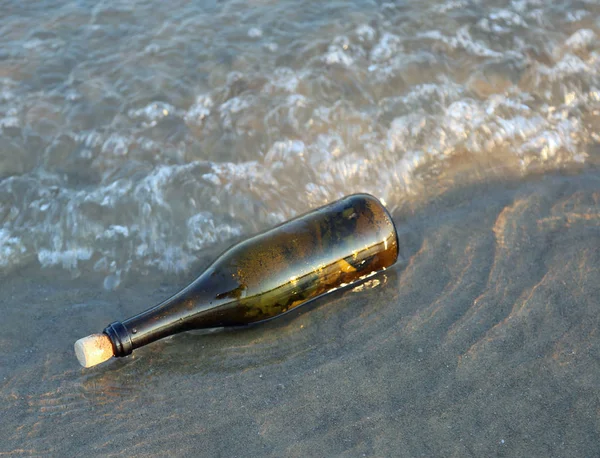 su üzerinde gizli mesaj ile bir şişe