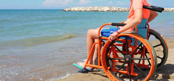 여름 휴가 의 a 어린 소년 에 이 휠체어 에 the 모래 b — 스톡 사진