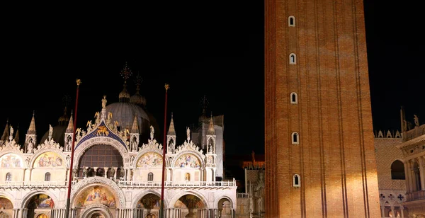 Veneza Itália torre sino chamado Campanile di Venezia por noite sagacidade — Fotografia de Stock