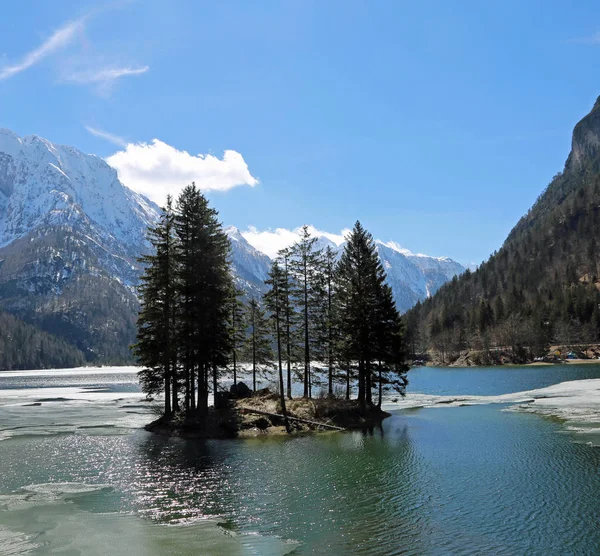 Ö på sjön kallas Lago del PREDIL i Italien — Stockfoto