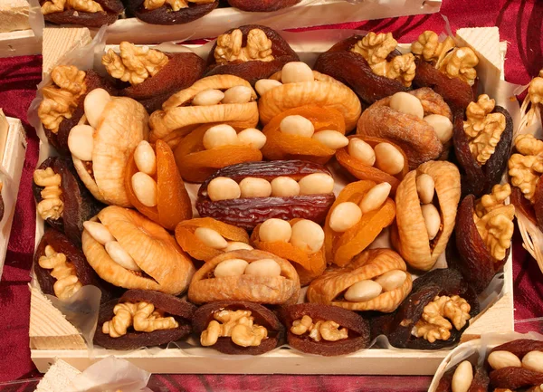 Frutas secas con nueces en la pequeña cesta para la venta en el local — Foto de Stock