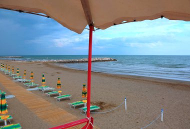 cankurtaran kulesinden insanlar olmadan sahilde şemsiye