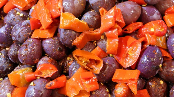 Azeitonas pretas com pimentos vermelhos — Fotografia de Stock