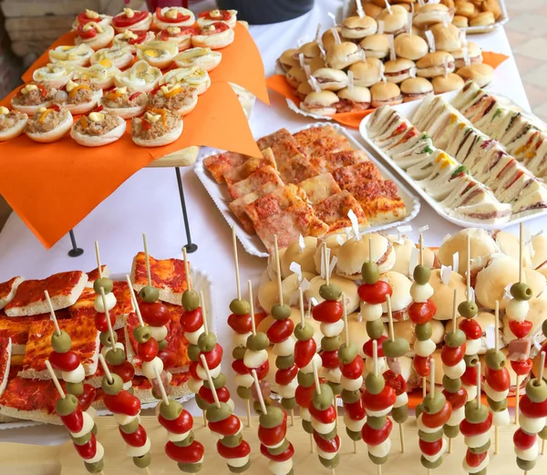 Sándwiches en la mesa del restaurante para el comedor de bodas —  Fotos de Stock
