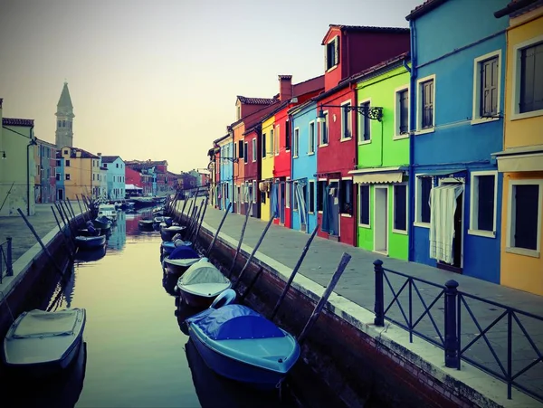 Voie navigable près des maisons colorées de l'île de Burano à Ita — Photo
