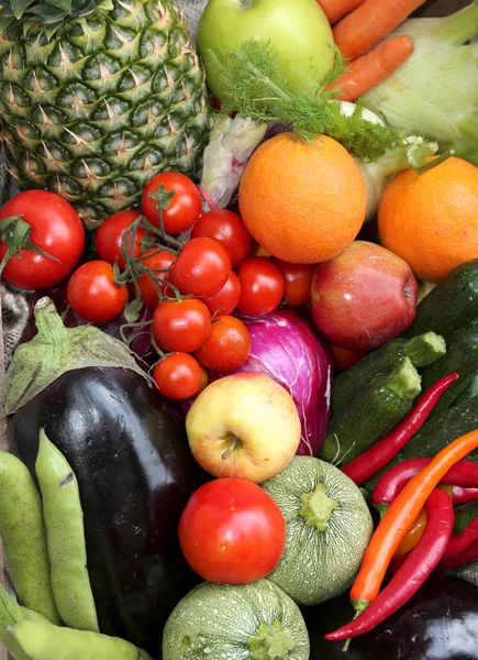 Verse groenten en fruit van de groenteboer — Stockfoto