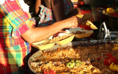 sokak gıda standı ve İspanyol paella büyük bir pot