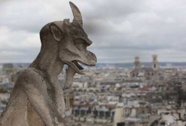 bir gargoyle heykeli katedra üzerinde efsanevi kanatlı canavar