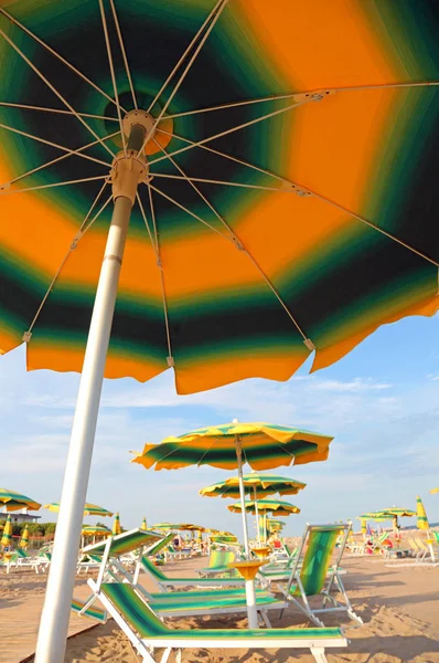 Gran sombrilla en la playa en verano —  Fotos de Stock