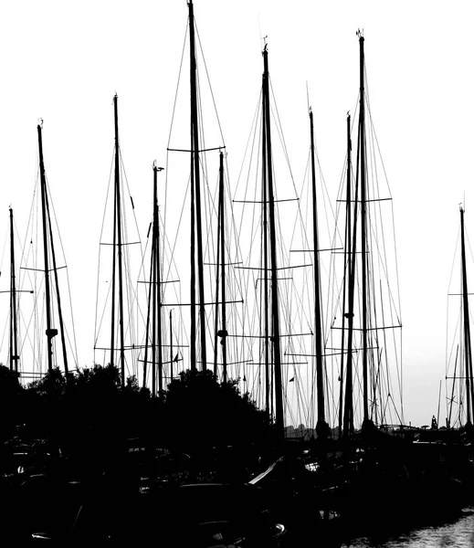Viele Masten der Boote mit Schwarz-Weiß-Effekt — Stockfoto