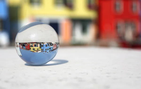 Sphère en verre cristal parfait sur l'île de Burano près de Venise à Ita — Photo