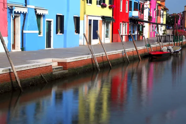 Canal navigable sur l'île de Burano près de Venise en Italie et la fa — Photo