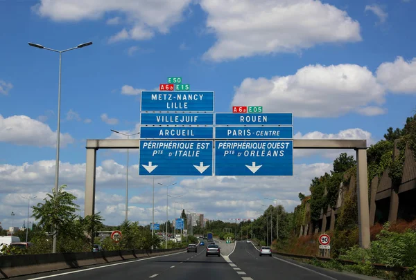 Signalisation routière de l'autoroute française qui atteint Paris et d'autres villes — Photo