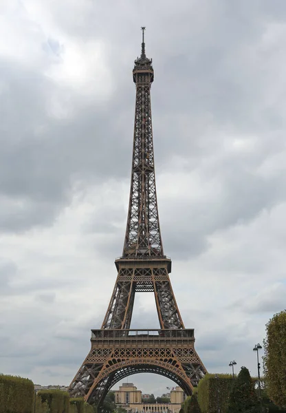 Torre eiffel e cielo nuvoloso — Foto Stock