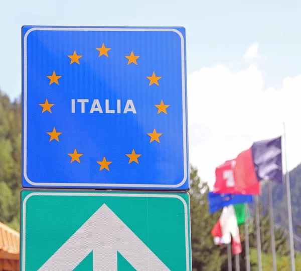Silniční signál na italské hranici — Stock fotografie