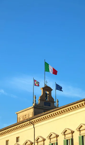 Drei Flaggen eine der italienischen Republik eine von Italien und eine von Euro — Stockfoto