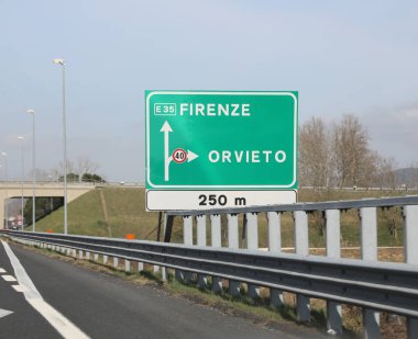 metin Firenze ve Orvieto Town ile büyük yol sinyali