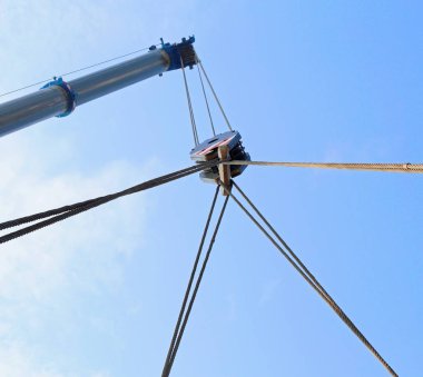 yükleri kaldırmak için güçlü bir vinç hidrolik kolu