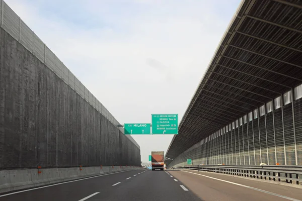 大道路信号在意大利高速公路去米兰或奥特 — 图库照片